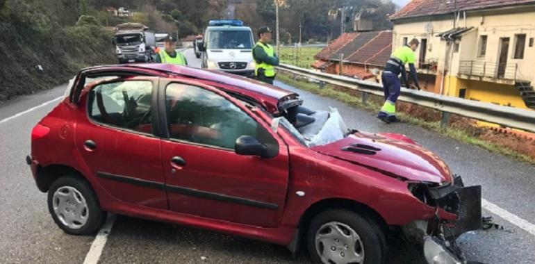 Herido un hombre en una multicolisión en Santa Cruz de Mieres