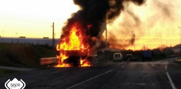 Incendio calcina un camión en Castropol