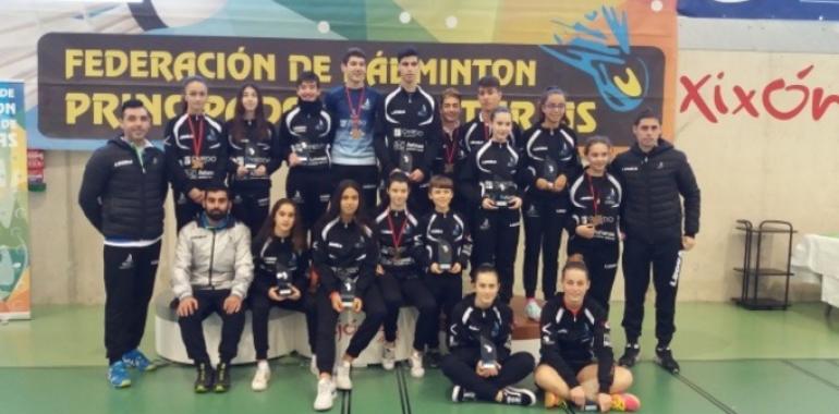 2 oros, 5 platas y 4 bronces para el Bádminton Oviedo en el Máster de Gijón