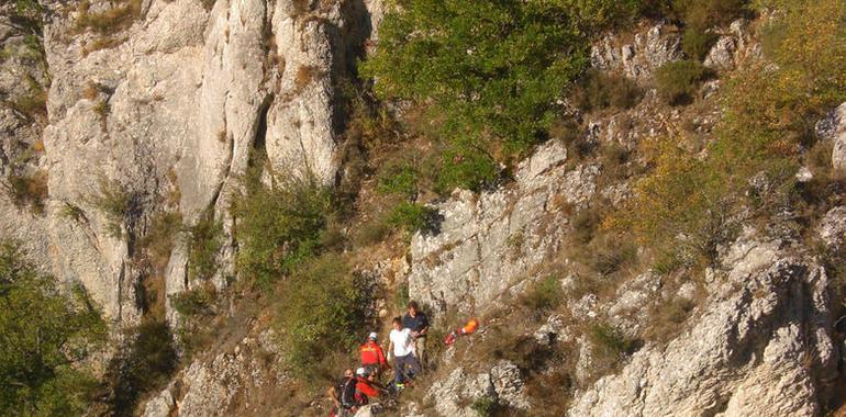 Rescatan a una mujer de 62 años herida en una zona de difícil acceso en Basconcillos del Tozo 