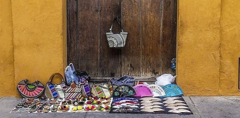 La asociación UCAYC de Avilés y comarca alerta sobre los productos falsificados en Navidad