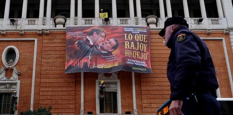 Greenpeace cuelga en la Gran Vía de Madrid un gran cartel de cine con Rajoy y Nadal