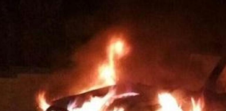 Incendio destruye dos furgonetas en Pola de Laviana