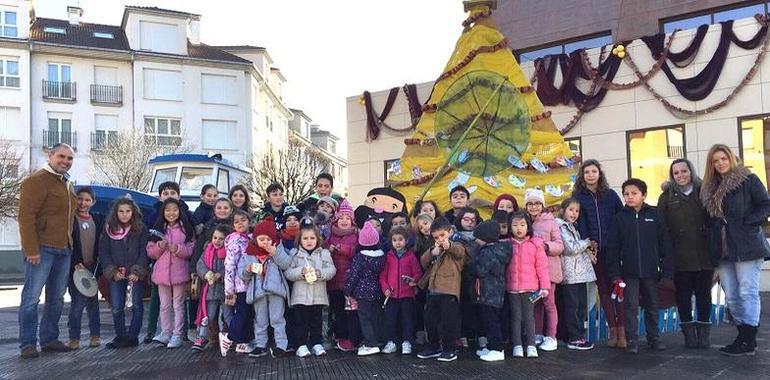 El nuevo árbol de Navidad de L’Anguleru preside el puerto de La Arena