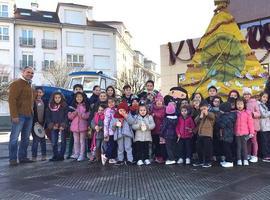El nuevo árbol de Navidad de L’Anguleru preside el puerto de La Arena