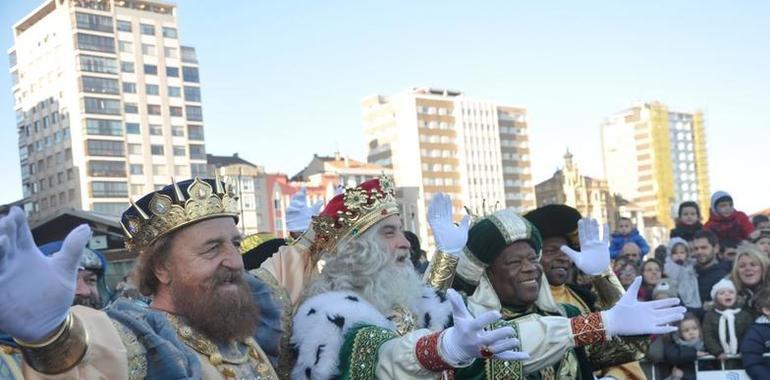 SS.MM. los Reyes Magos en camello por Gijón