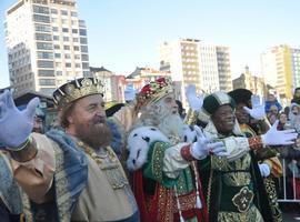 SS.MM. los Reyes Magos en camello por Gijón