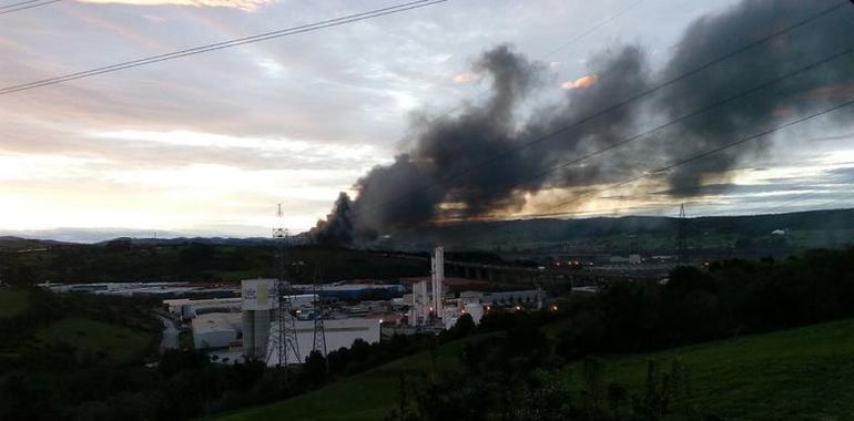 Activada alerta de Protección Civil por el incendio en una industria de Gijón