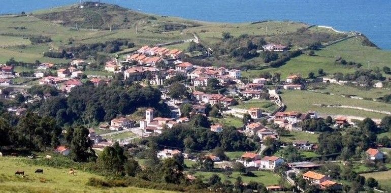 Pendueles decide en Concejo Público sobre los accesos a la playa de El Castiellu