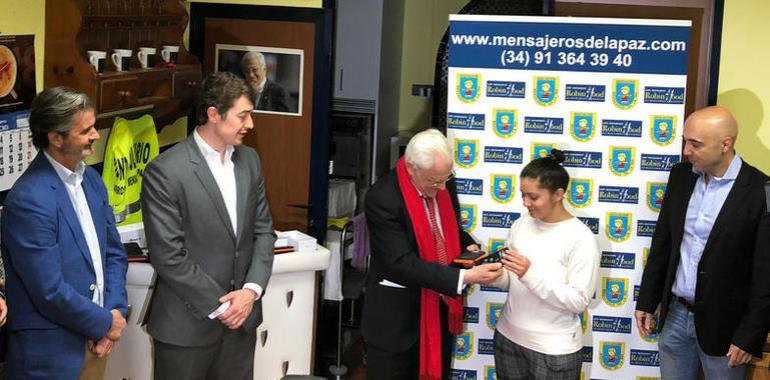 El padre Ángel arranca la entrega de teléfonos móviles y baterías solares a personas sin recursos