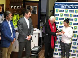 El padre Ángel arranca la entrega de teléfonos móviles y baterías solares a personas sin recursos