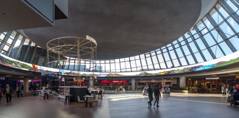 IntuAsturias estrena un pantalla circular interactiva de 86 metros de largo