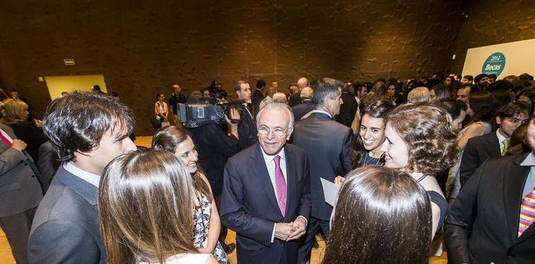 O.S. "la Caixa" convoca 227 becas de posgrado en universidades 