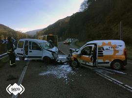 Muere una mujer al chocar dos furgonetas entre Uxu y Caborana