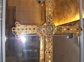 Asturias declarará BIC símbolos, hórreos y monumentos como Santu Medé