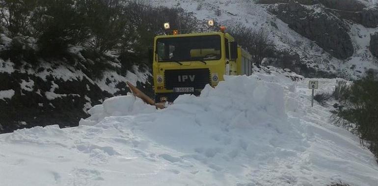 Pajares cerrado a camiones y 16 puertos más cerrados en Asturias