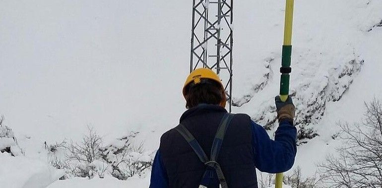 Helicópteros de Emergencias revisan el estado de las líneas eléctricas afectadas