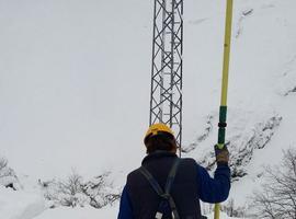 Helicópteros de Emergencias revisan el estado de las líneas eléctricas afectadas