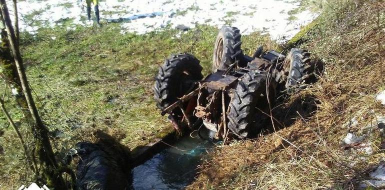 Muere un vecino de Celorio, en Cangas de Onís, al volcar su tractor