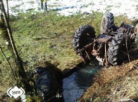 Muere un vecino de Celorio, en Cangas de Onís, al volcar su tractor