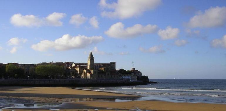 Ciudadanos quiere determinar el origen de las manchas de carbón de la playa de San Lorenzo