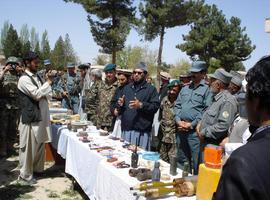 Afganos entregan sus armas en Qala i Naw