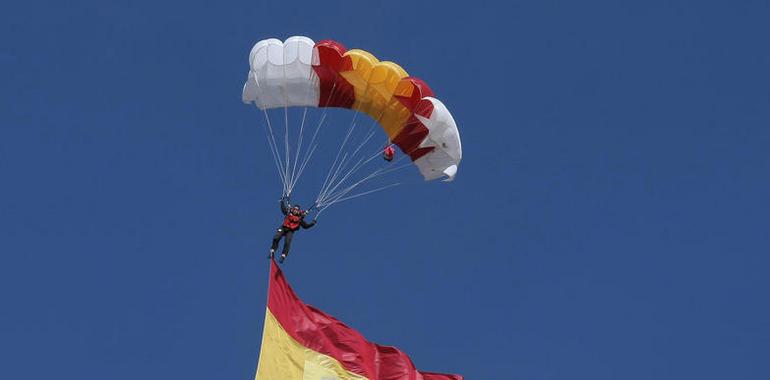 Desfile militar con motivo del Día de la Fiesta Nacional