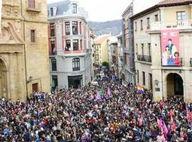 La marea feminista arrasa los diques de obispos y PP