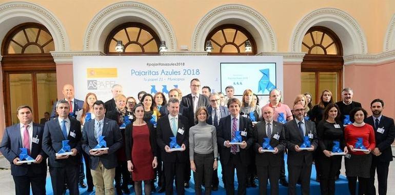 Gijón recibe una Pajarita Azul por el reciclaje de papel y cartón