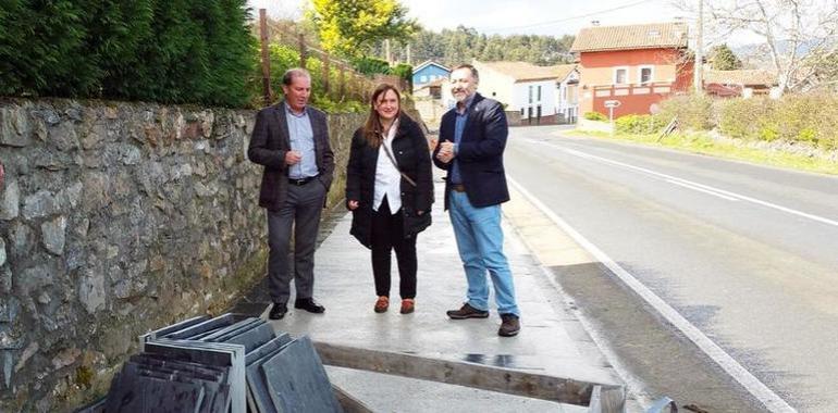 Un kilómetro de acera une Carrales y El Franco, en Caravia
