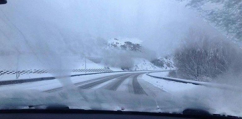 El lunes arranca con 12 puertos con cadenas en Asturias