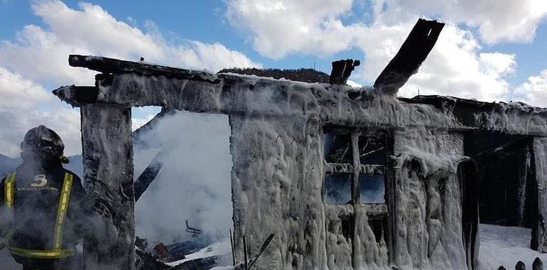 El fuego destruye un hórreo protegido en Govezanes, Caso