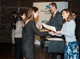 Sus Majestades los Reyes entregan a dos estudiantes asturianas sus becas ”la Caixa” de posgrado