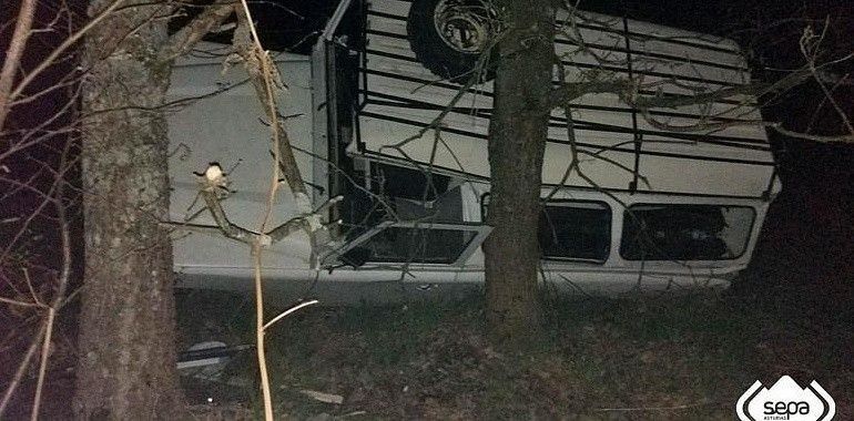Un herido grave tras volcar su todoterreno en una pista de Lena