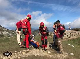 Rescatada una montañera herida en el mirador de Entrelagos 