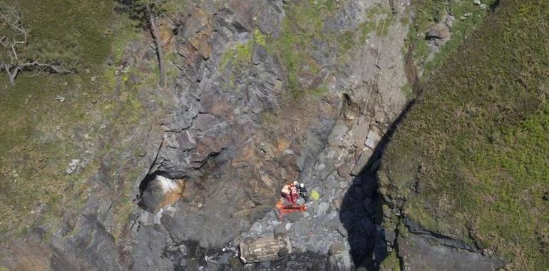 Rescatado, grave, un hombre cuyo todoterreno cayó 25 metros a playa del Moro
