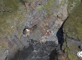 Rescatado, grave, un hombre cuyo todoterreno cayó 25 metros a playa del Moro
