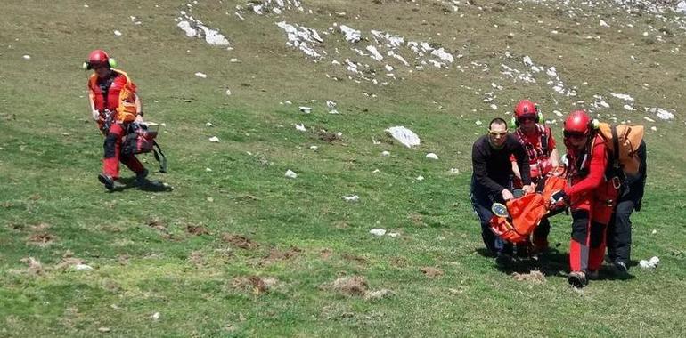 Parapentista herido tras caer desde 50 metros en La Peral de Riosa
