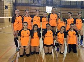 Bea Vázquez visitó la Escuela de Voleibol AD Playas de Llanes