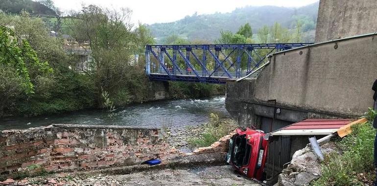 Cuatro heridos en un choque y vuelco en San Mamés de SMRA
