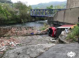 Cuatro heridos en un choque y vuelco en San Mamés de SMRA