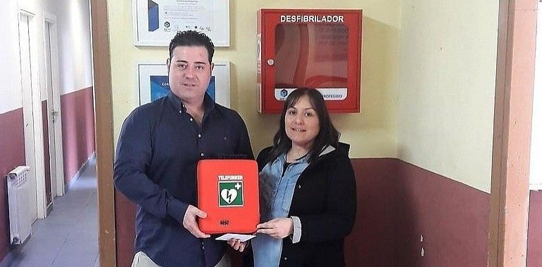 Un nuevo desfibrilador cuida la salud de los vecinos de Morcín