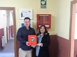 Un nuevo desfibrilador cuida la salud de los vecinos de Morcín