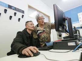 Mayores asturianos voluntarios enseñan informática a 380 reclusos