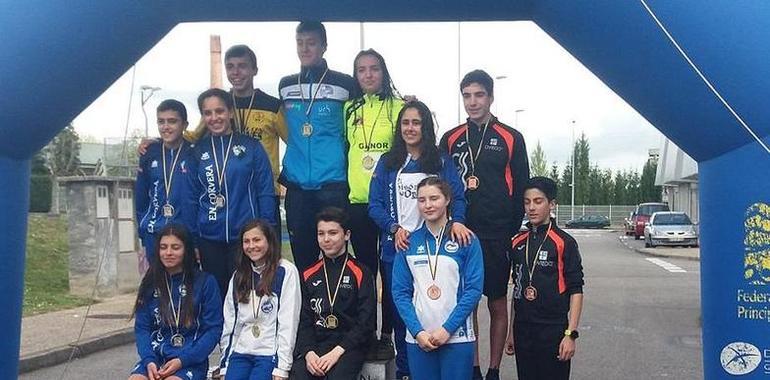 María Alzaga y Pablo Ortega ganan el Acuatlón de Lugones cadete