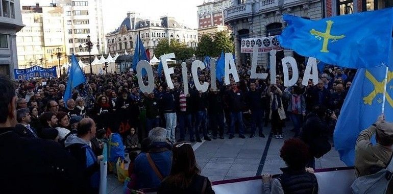 Miles de asturian@s de nuevo en Uría por la oficialidá