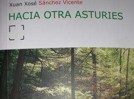 Xuan Xosé Sánchez Vicente presenta su libro 'Hacia otra Asturies'