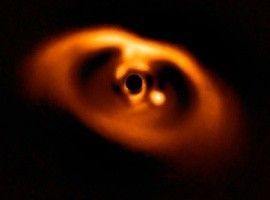La primera foto de un planeta 'bebé'