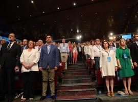 Dos asturianas, Reyes Hurlé y Esther Llamazares, en la Mesa del 19CongresoPP