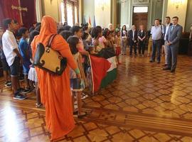 Niños saharauis de ‘Vacaciones en paz' en el Parlamento de Asturias